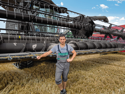 Arable farmer Ulrich Stemmer in front of the Fendt IDEAL 9T.